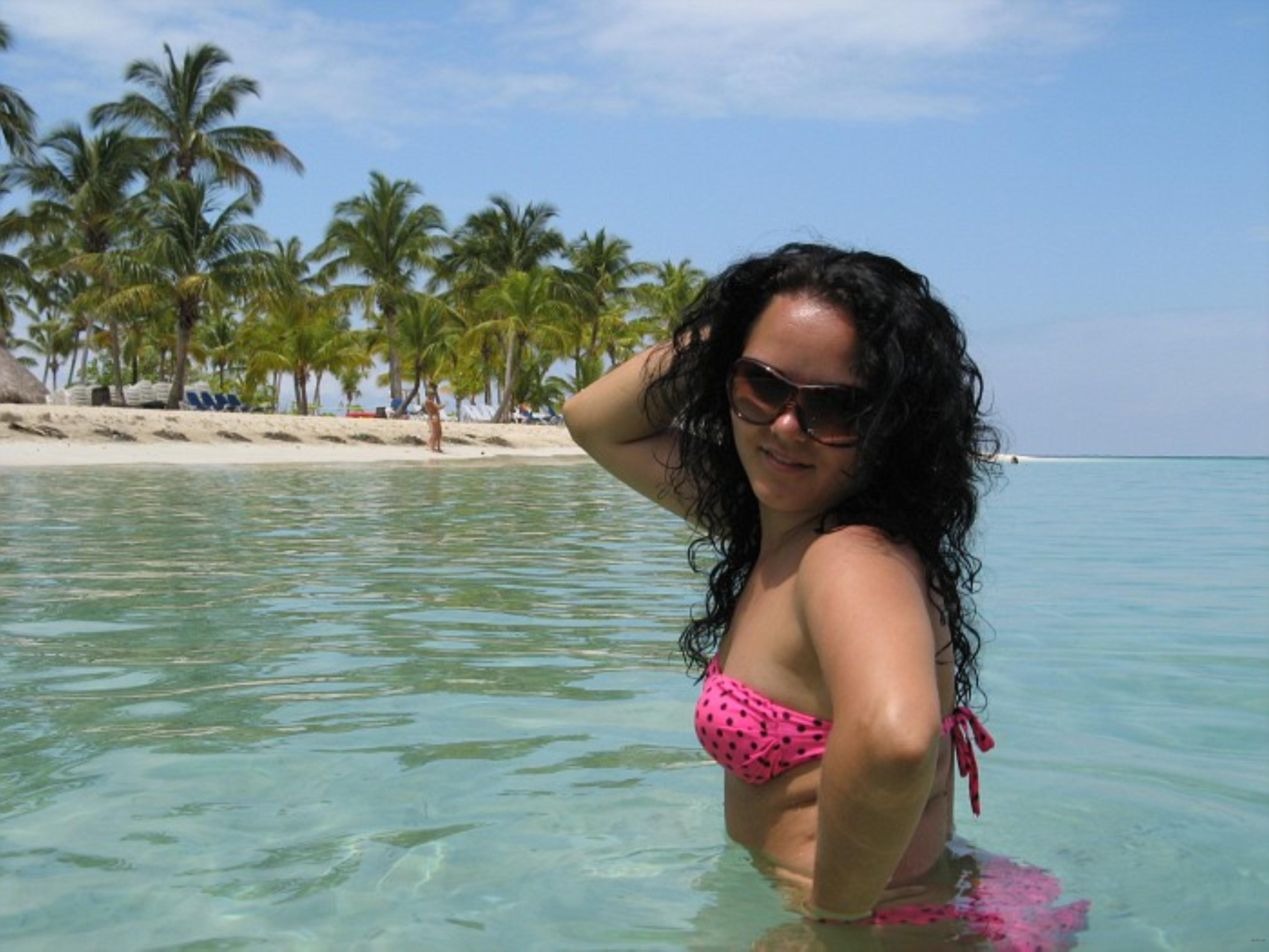 Hot Amateur Girl Goes Wild at Resort - Explicit Vacation Porn