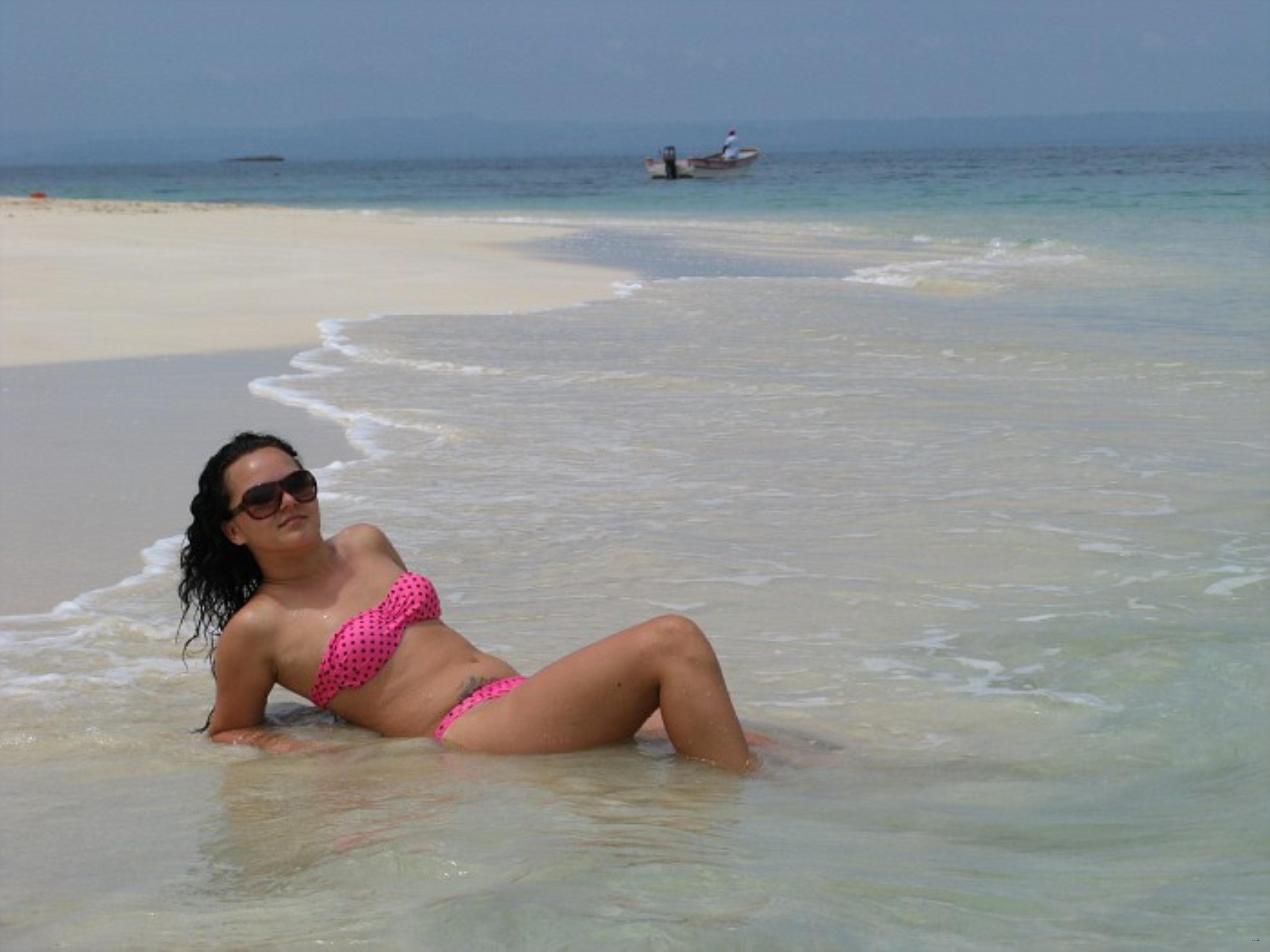 Hot Amateur Girl Goes Wild at Resort - Explicit Vacation Porn