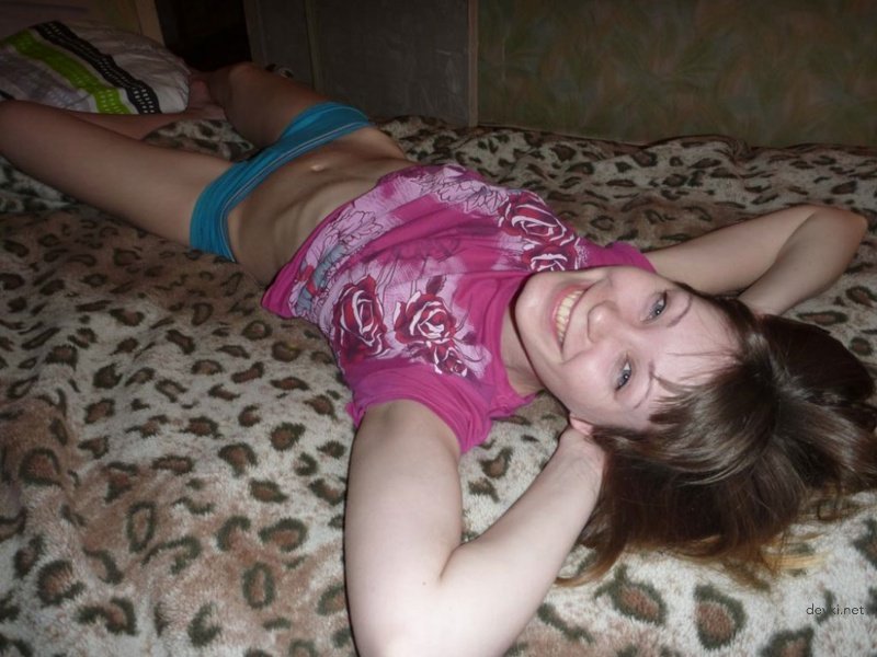 Hot Young Babe Takes Off Panties - Explicit Amateur Photo