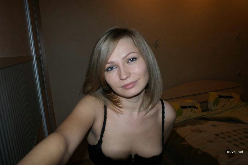 Sultry Girl Gives Blowjob: Amateur Porn Photo Action