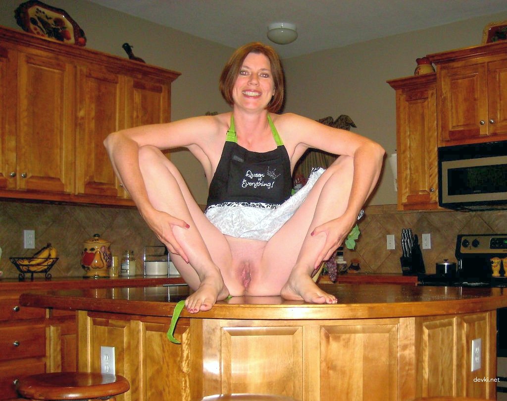 Spread Legs Amateur Girls: Explicit Porn Photos