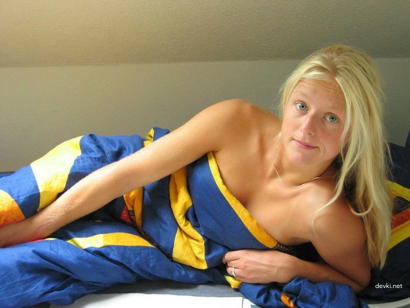 Juicy Young Amateur with Big Wet Pussy Lips - Explicit Porn Photo