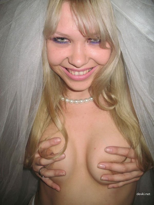 Kinky Slut in Lingerie Gets Naughty in Amateur Porn Pics