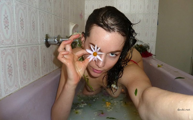 Amateur Babe Masturbates in Bath with Flowers
