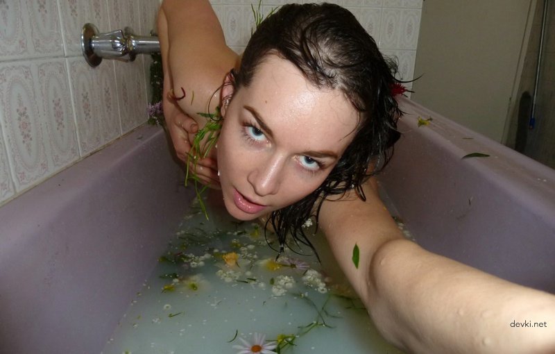 Amateur Babe Masturbates in Bath with Flowers