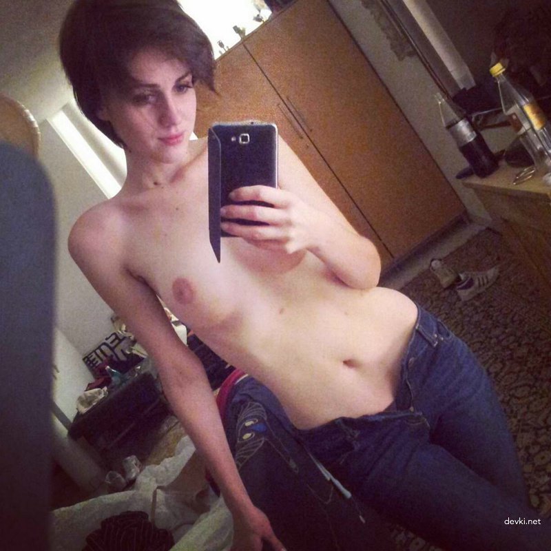 Hot Selfie Girl: Explicit Amateur Photo Shoot