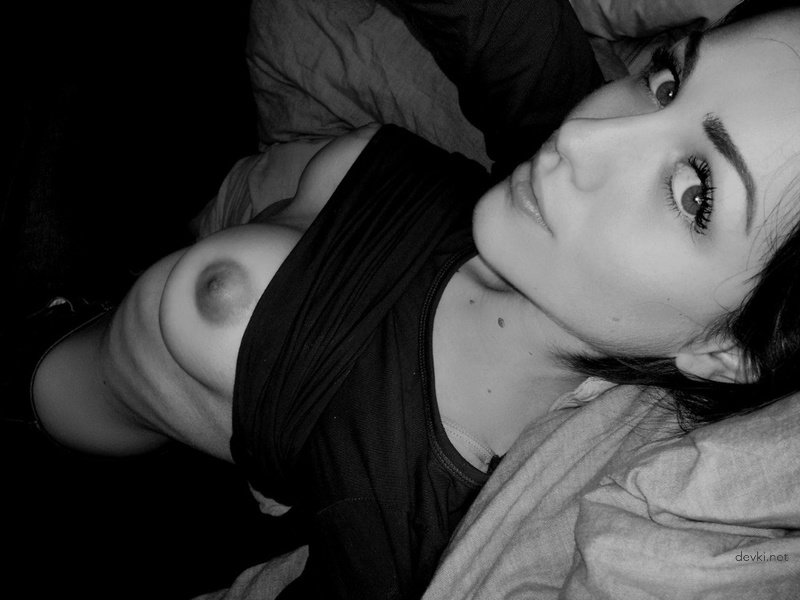 Hot Selfie Girl: Explicit Amateur Photo Shoot