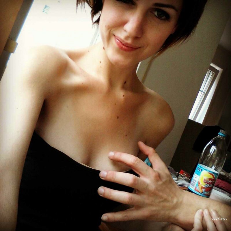 Hot Selfie Girl: Explicit Amateur Photo Shoot