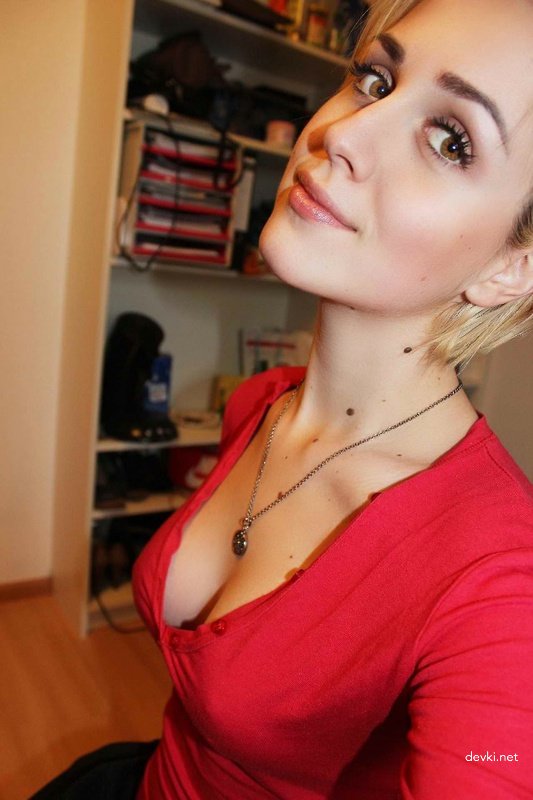 Hot Selfie Girl: Explicit Amateur Photo Shoot