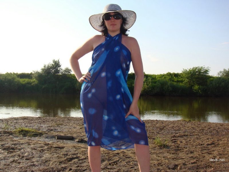 Mature babe gives blowjob to husband on beach - Amateur porn photo