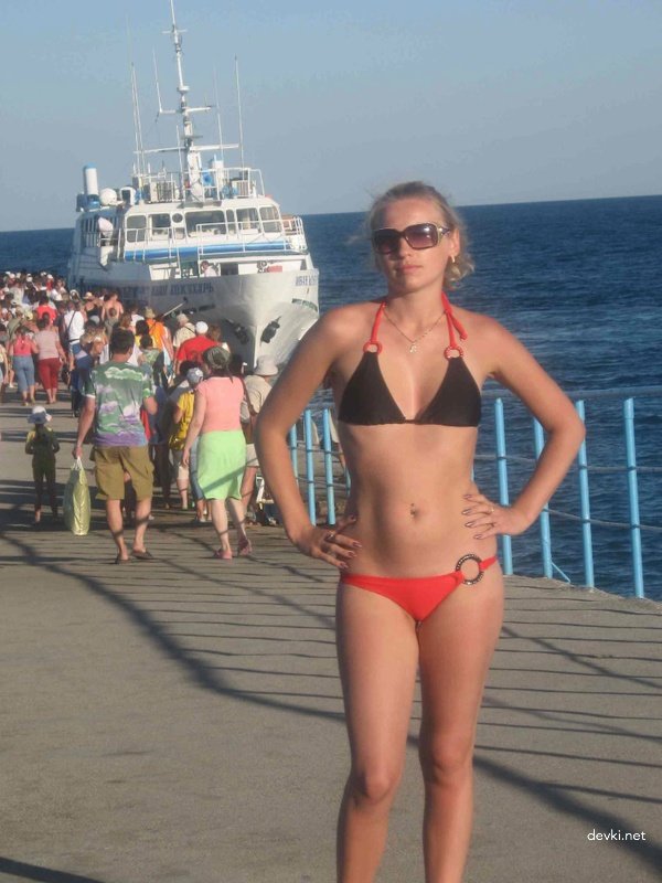 Guy brutally destroys girlfriend's holes in amateur porn photo