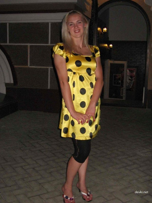 Guy brutally destroys girlfriend's holes in amateur porn photo