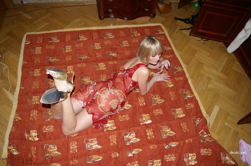 Young Student Exhibits Her Vagina: Explicit Amateur Photo
