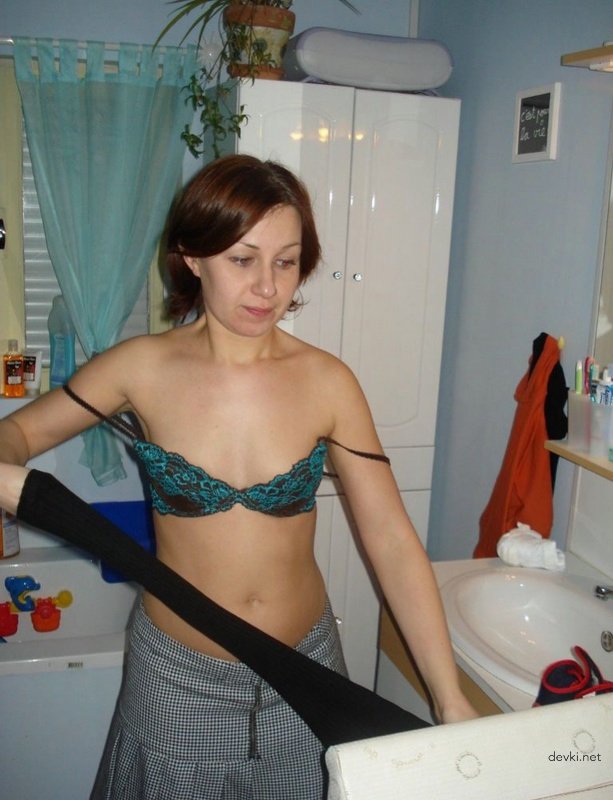 Mature babe rubbing pussy - XXX amateur porn photo shoot