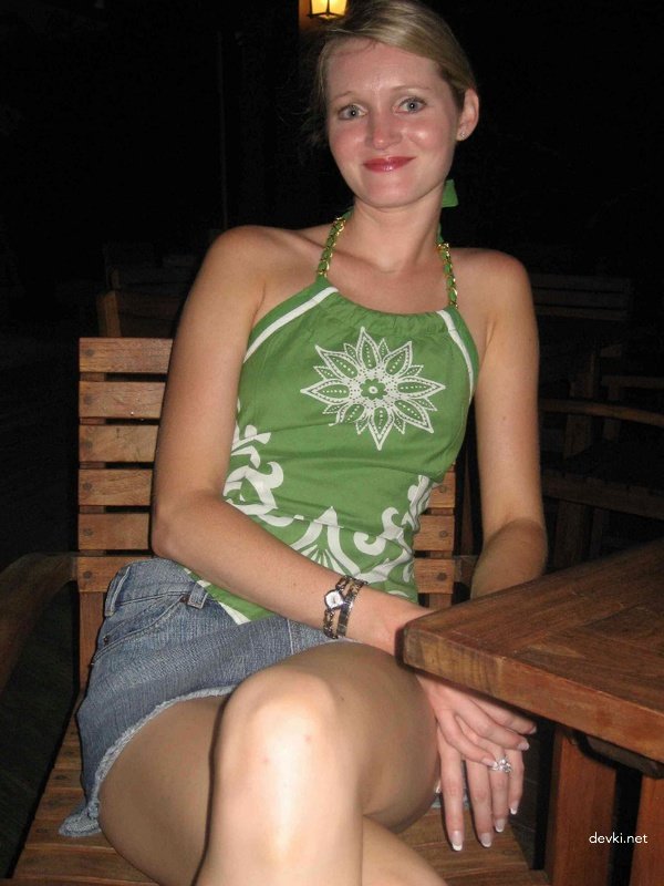 Long-legged amateur gets pussy pounded by cock