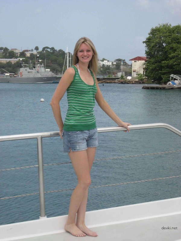 Long-legged amateur gets pussy pounded by cock