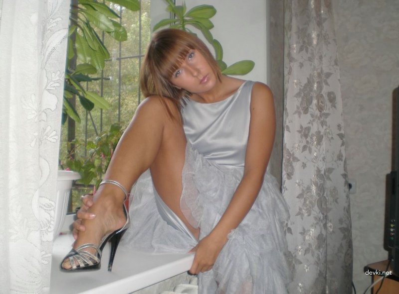 Amateur Babe Masturbating - Explicit Pussy Inspection in Action