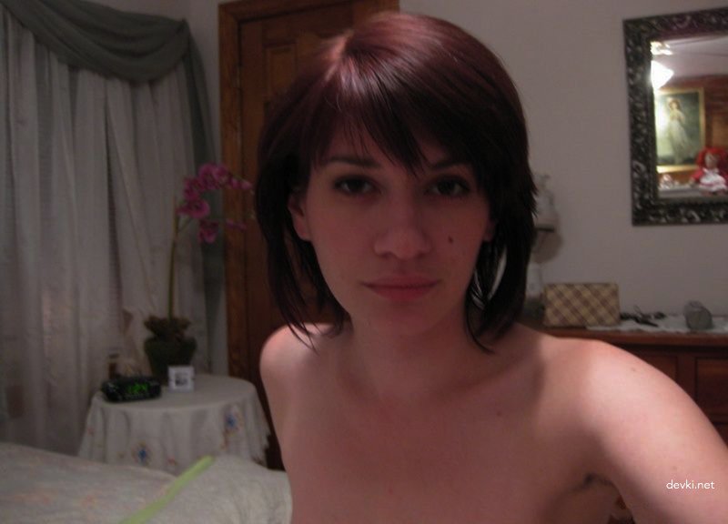 Hot amateur girl fully undresses - Explicit nude photo shoot