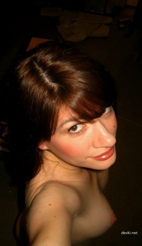Hot amateur girl fully undresses - Explicit nude photo shoot