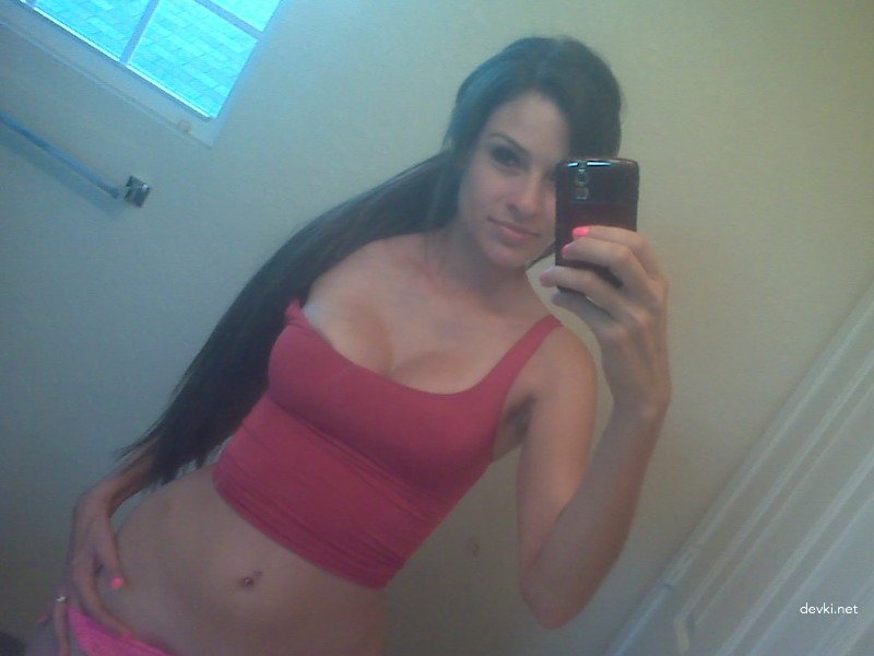 Amateur Mirror Selfie: Hot and Explicit Photo Shoot