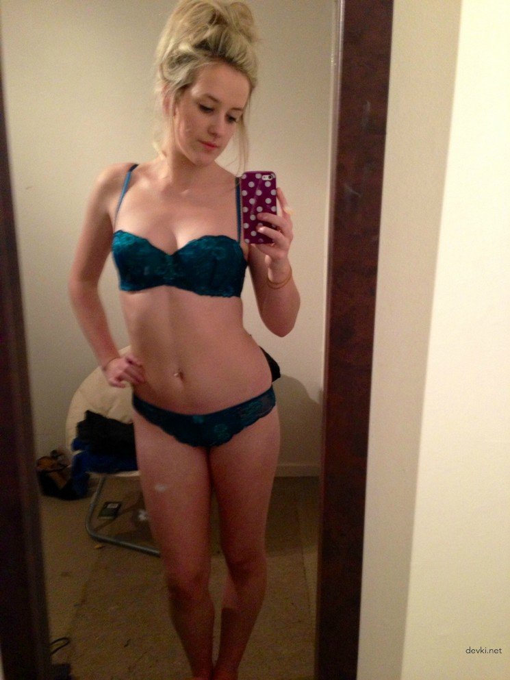 Skinny Girl Takes Nude Selfie: Explicit Amateur Photo