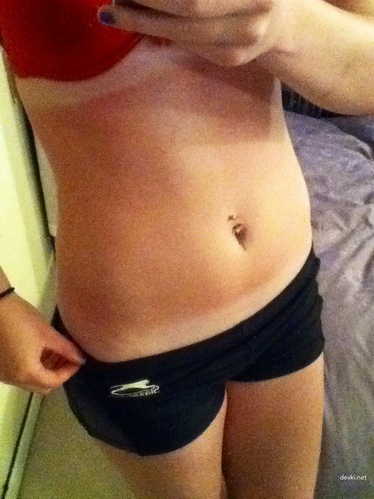 Skinny Girl Takes Nude Selfie: Explicit Amateur Photo