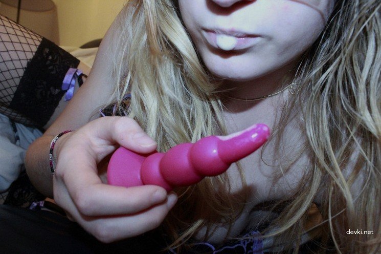 Amateur Teen First Anal Solo - Girl Fucks Herself in Ass for the First Time