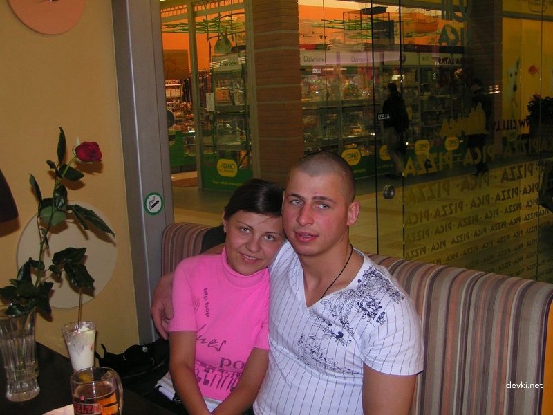 Hot Babe Gives Amazing Blowjob in Amateur Porn Pic