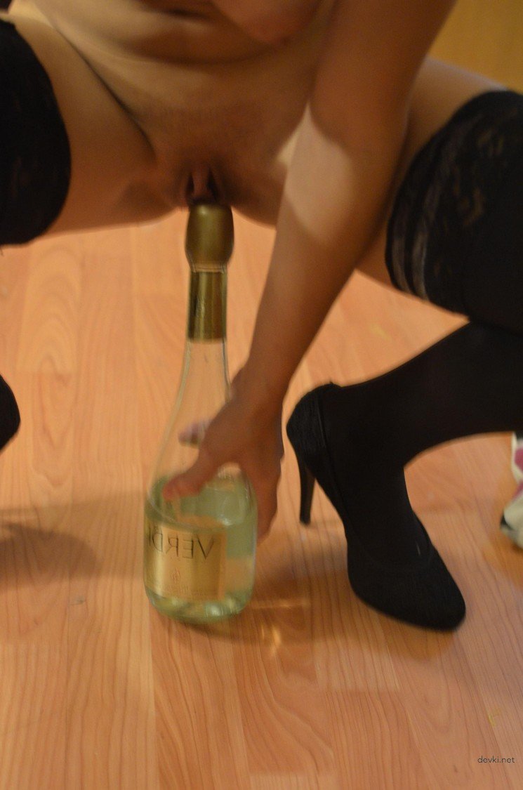 Amateur Slut Gets Freaky with Bottle - Explicit Porn Photo