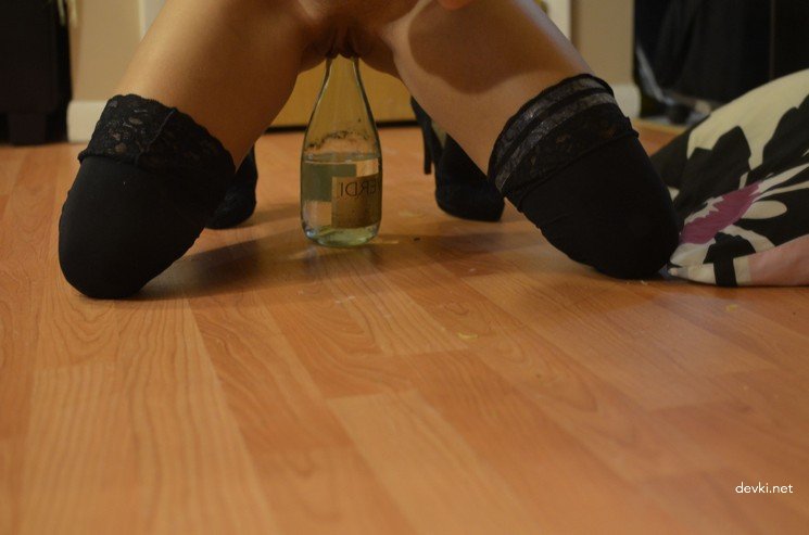 Amateur Slut Gets Freaky with Bottle - Explicit Porn Photo