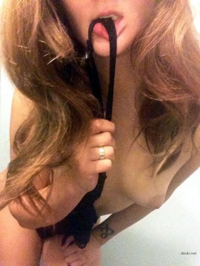 Hot Babe with Perfect Body Poses Naked - Amateur Porn Photo