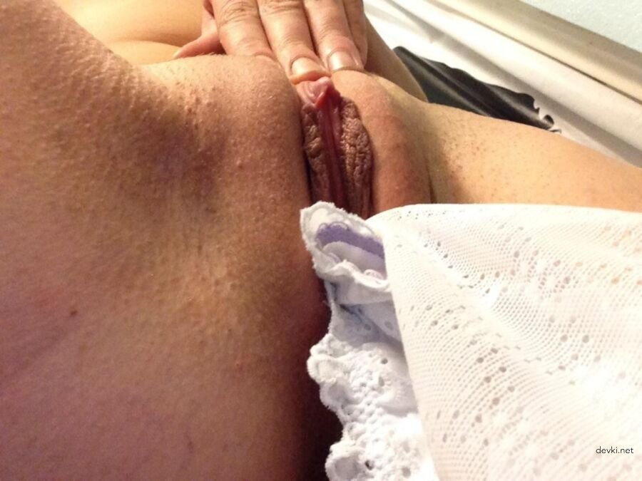 Hot Babe with Perfect Body Poses Naked - Amateur Porn Photo