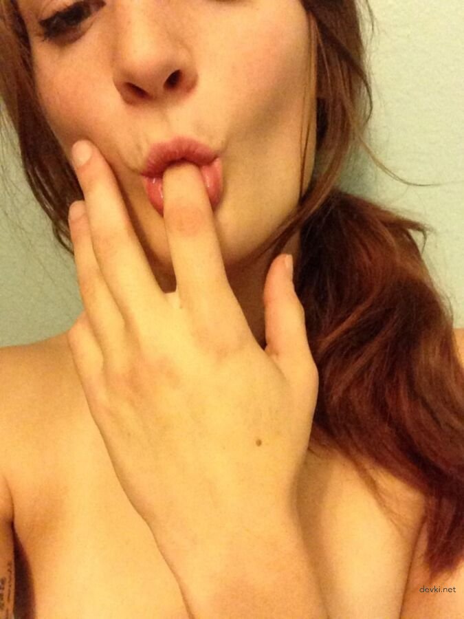 Hot Babe with Perfect Body Poses Naked - Amateur Porn Photo