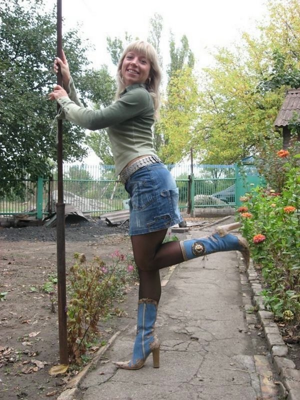 Hot Amateur Girl with Gorgeous Legs in Explicit Porn Pics