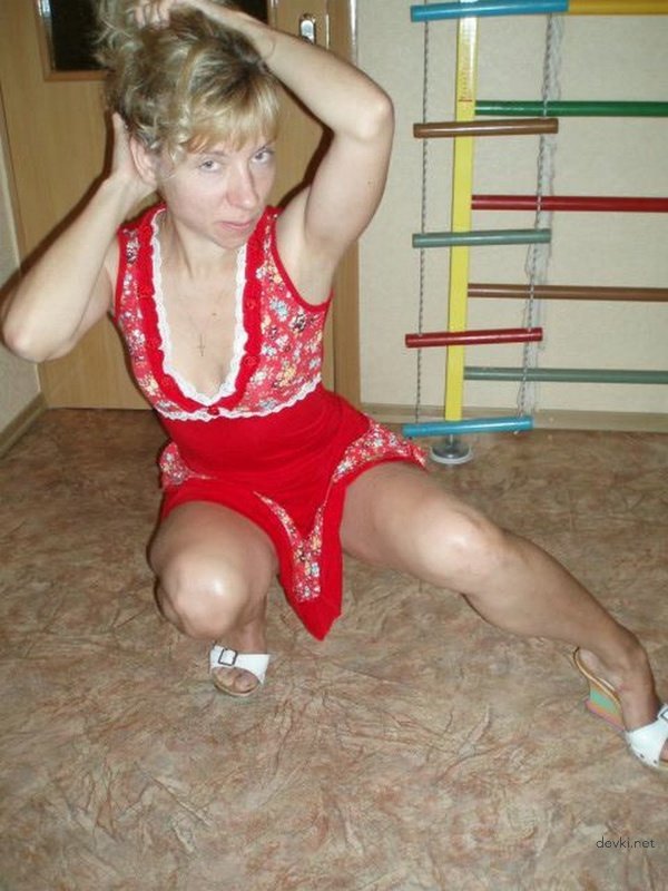 Hot Amateur Girl with Gorgeous Legs in Explicit Porn Pics