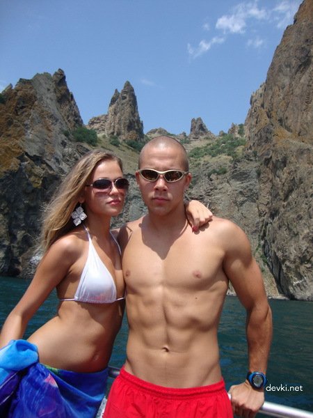 Sleek Babe on Vacation: Explicit Amateur Photo of a Skinny Chick
