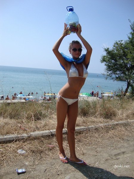Sleek Babe on Vacation: Explicit Amateur Photo of a Skinny Chick