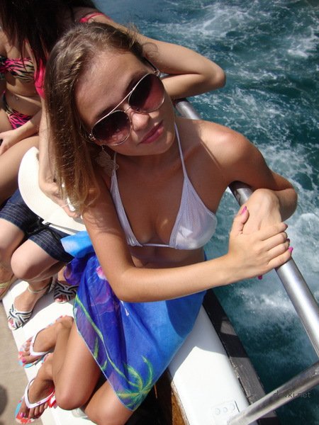 Sleek Babe on Vacation: Explicit Amateur Photo of a Skinny Chick