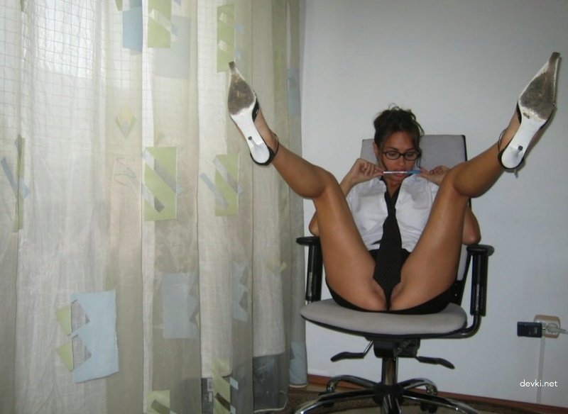 Seductive Mulatto Woman in Sexy Outfit: Amateur Explicit Photo