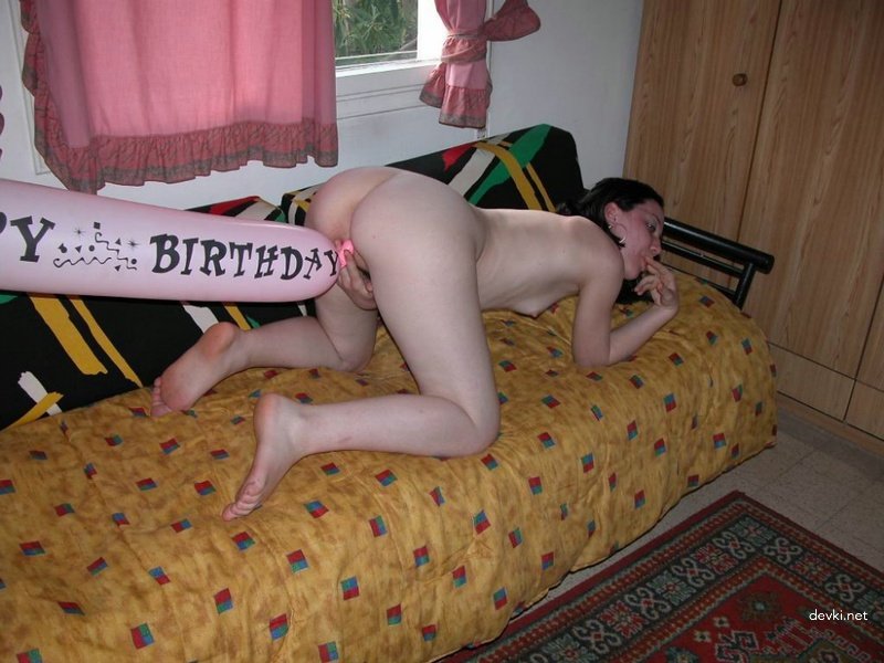 Drunk girl shoves banana in pussy - Amateur porn pic