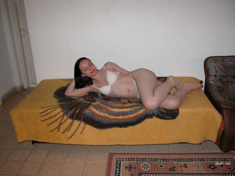 Drunk girl shoves banana in pussy - Amateur porn pic