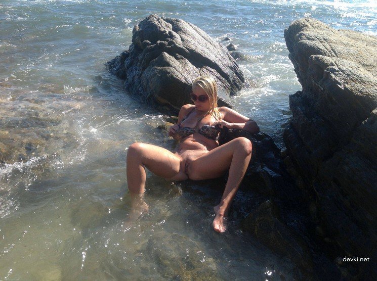 Naked Mistress at the Beach: Explicit Amateur Photo