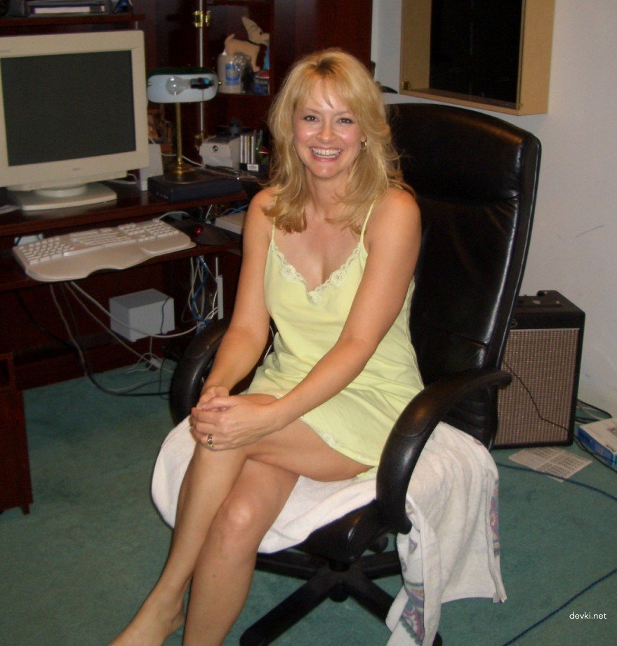 Mature Woman's Explicit Homemade Porn Photos - Amateur MILF XXX Shots