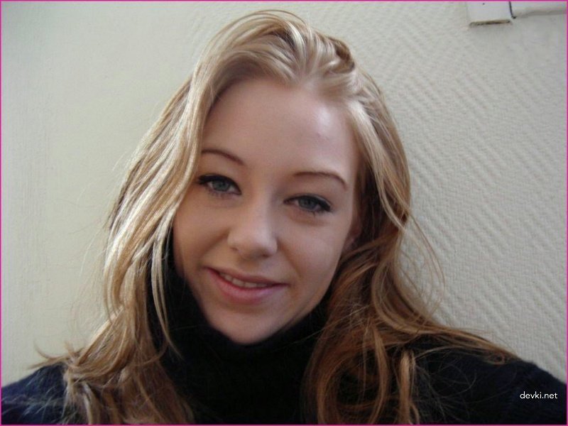 Fiery redhead babe deepthroats cock: Explicit amateur porn photo.