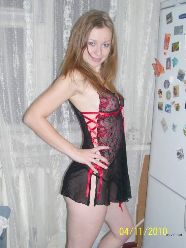 Hot Amateur Girl's Home Strip Tease - Explicit Photos