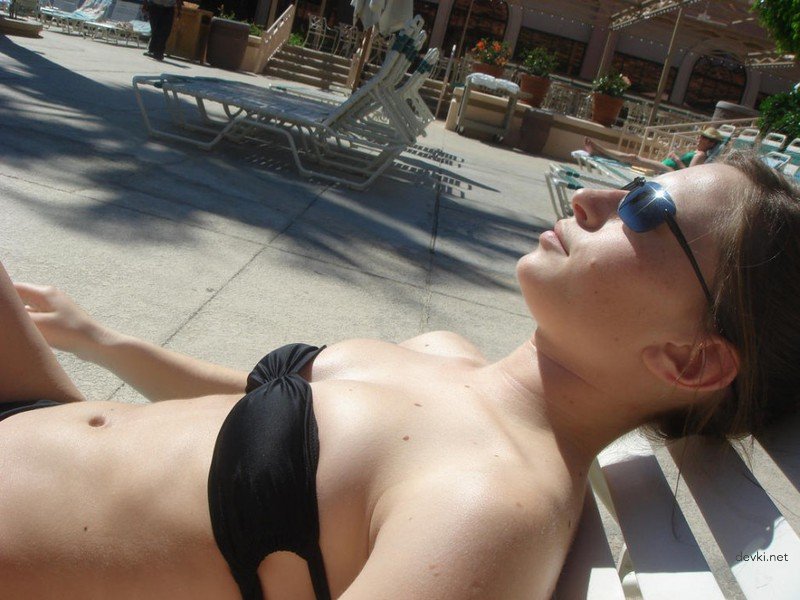 Close-Up Shot of Girl's Pussy in Amateur Porn Photo - Explicit and Bold!