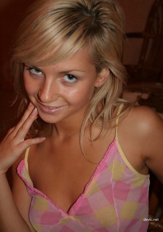 Young Cutie Poses Nude: Explicit Amateur Photo Shoot