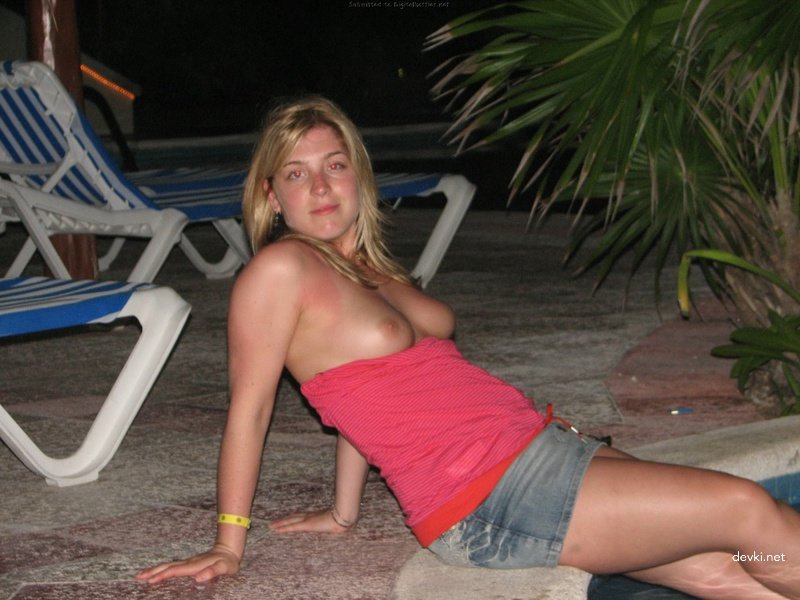 Young Amateur Exposes Tits: Explicit Photo Displaying Boobs