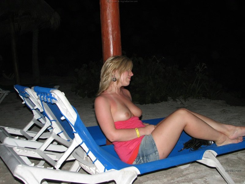 Young Amateur Exposes Tits: Explicit Photo Displaying Boobs