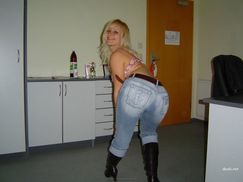 Drunk and Fucked Slut: Explicit Amateur Porn Photo